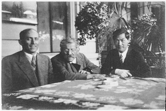 Magnus Hirschfeld mit Tao Li und Bernhard Schapiro