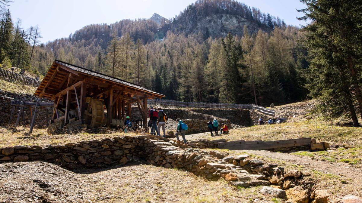Kinder bei Bergbau Junior Schatzsuche beim Pochwerk Prettau